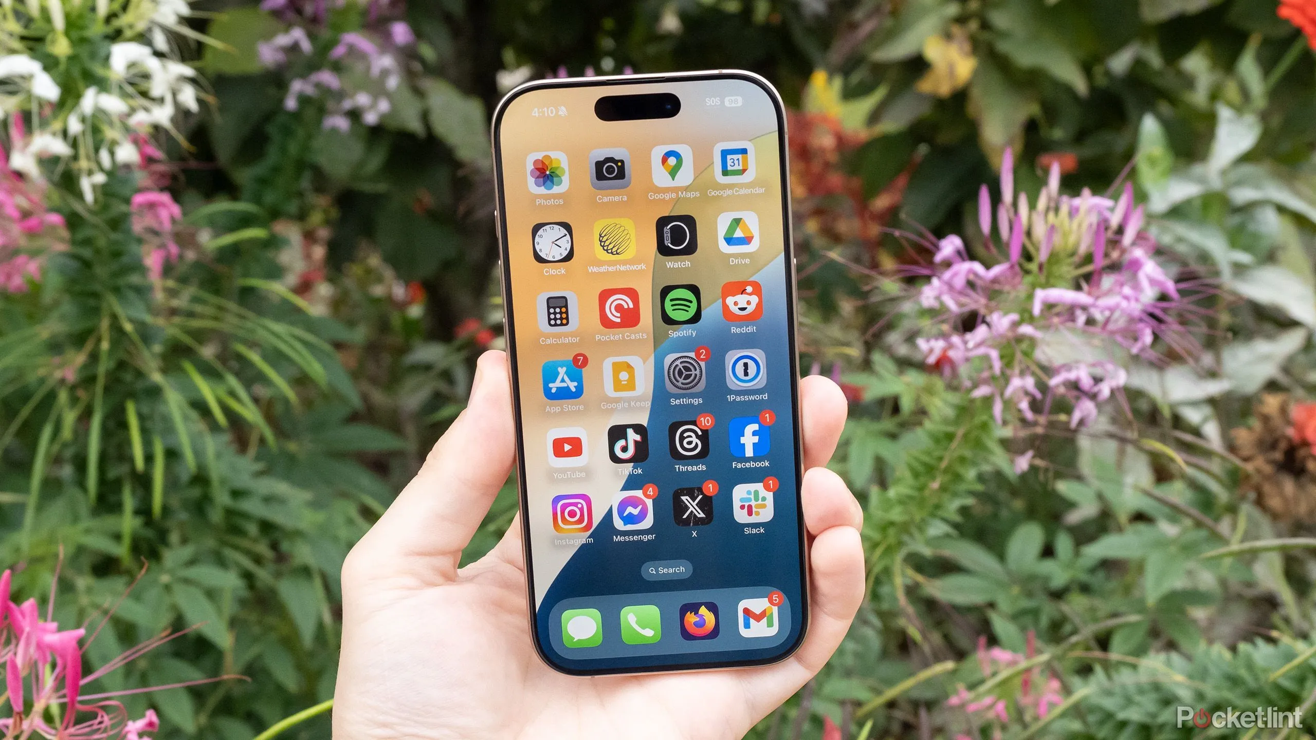 Ảnh minh họa giao diện iOS có thể được làm mới với hiệu ứng trong suốt tại WWDC 2025