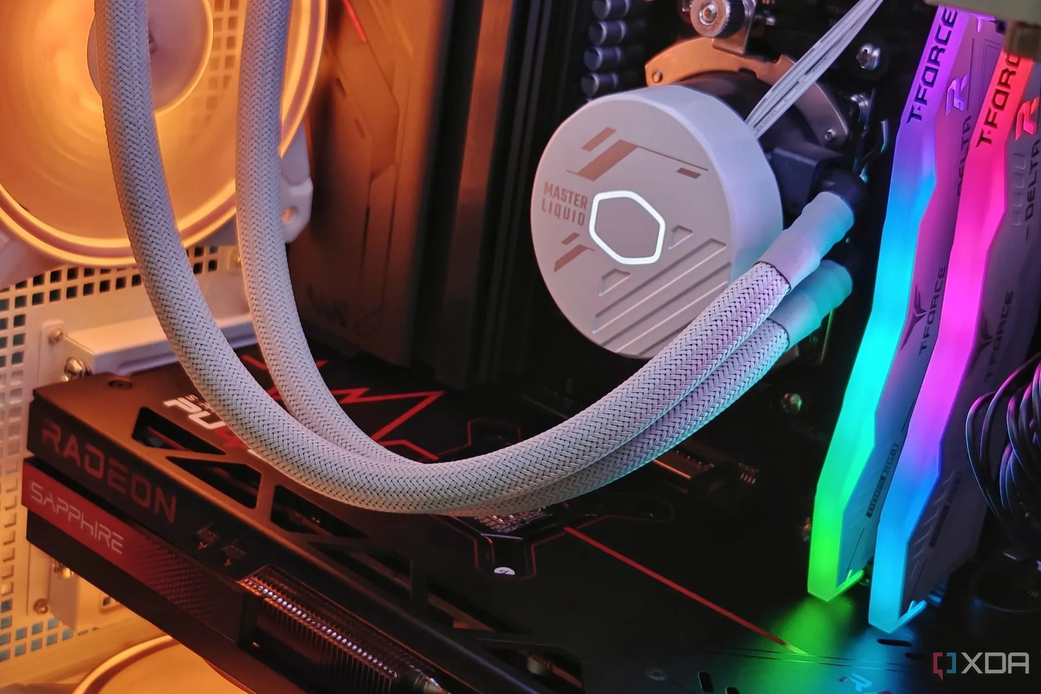 Các thành phần bên trong thùng máy tính chơi game với đèn RGB sáng