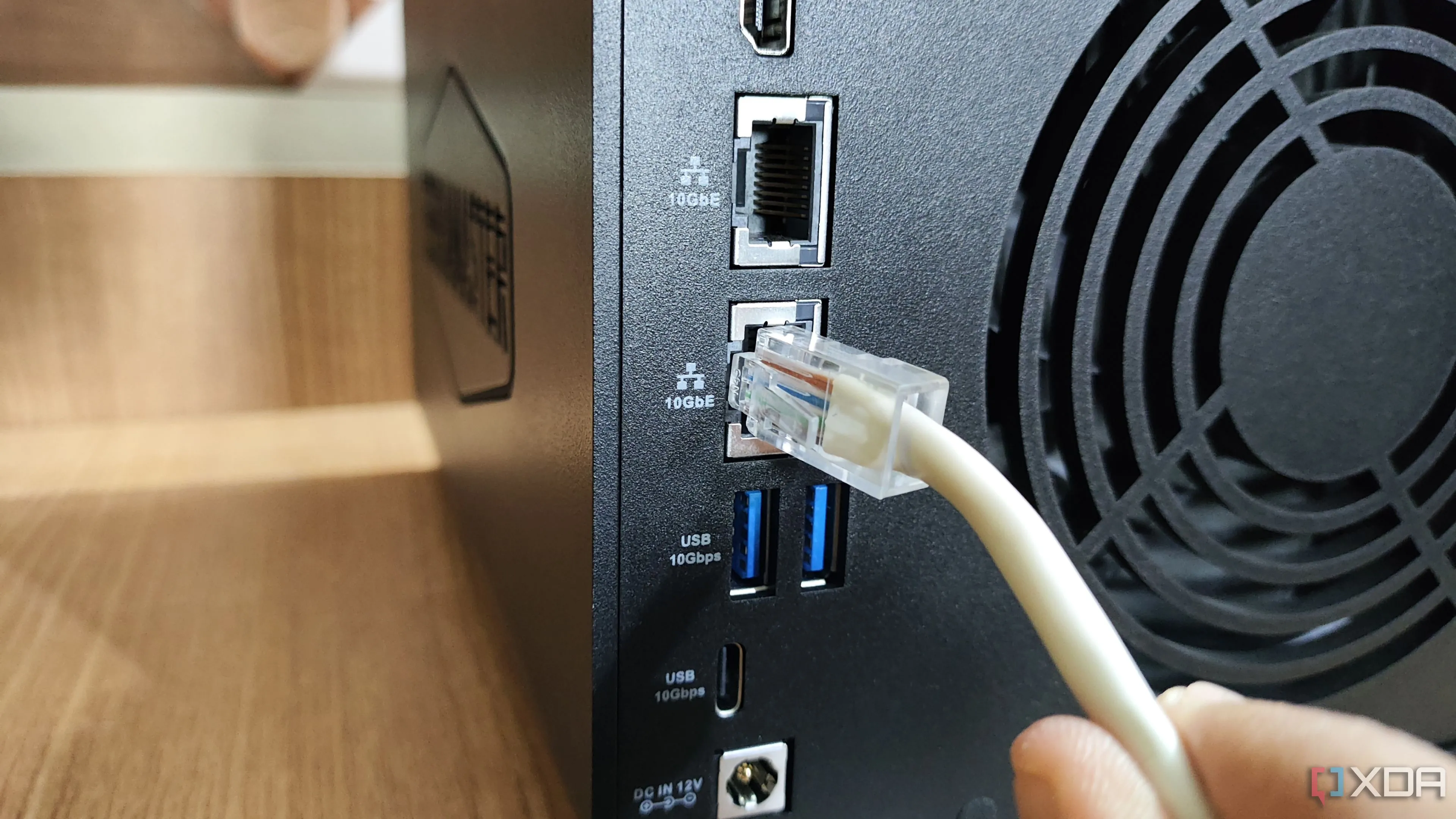 Cắm cáp mạng vào cổng LAN của NAS