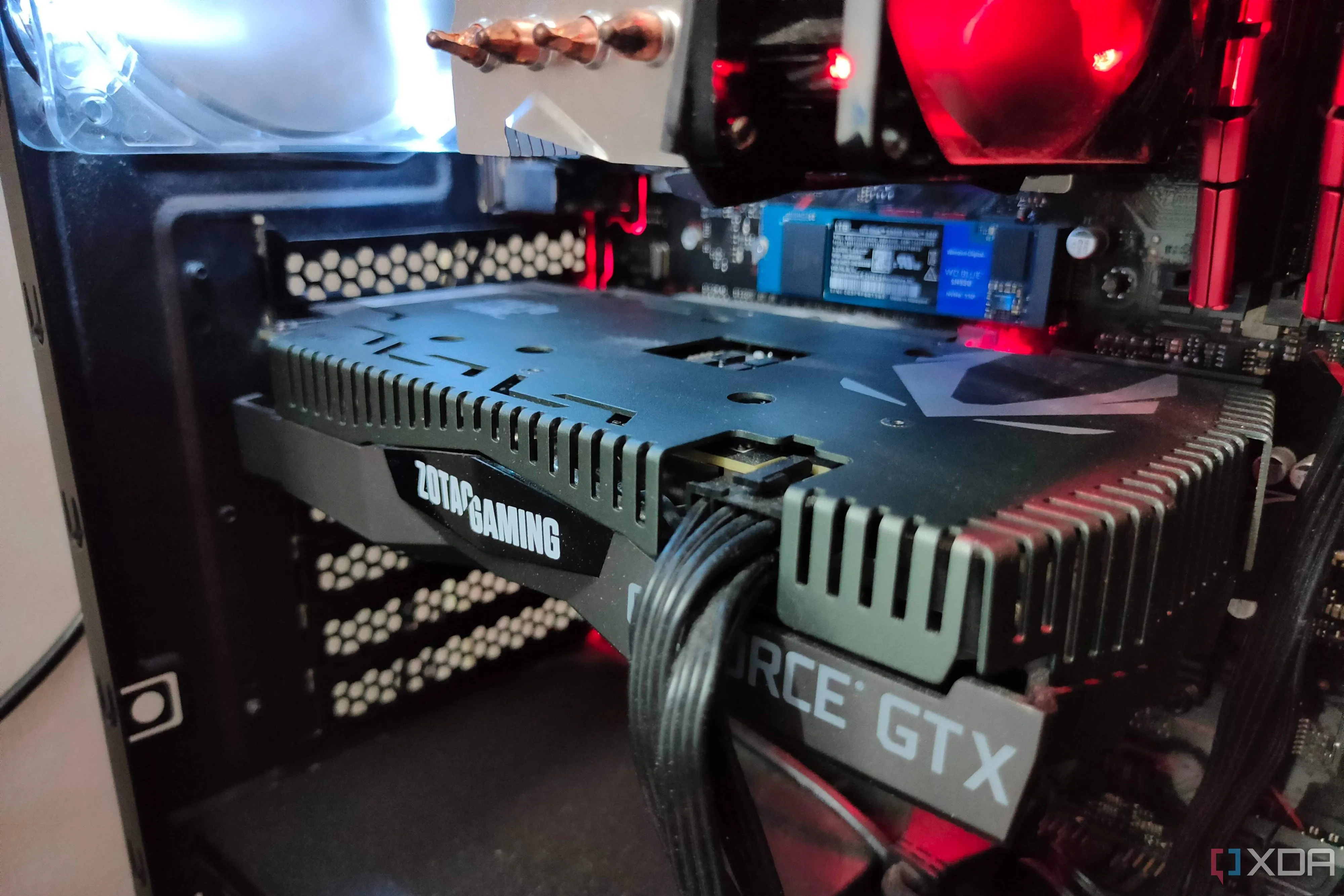 Cận cảnh card đồ họa GTX 1660 Ti bên trong một máy tính chơi game