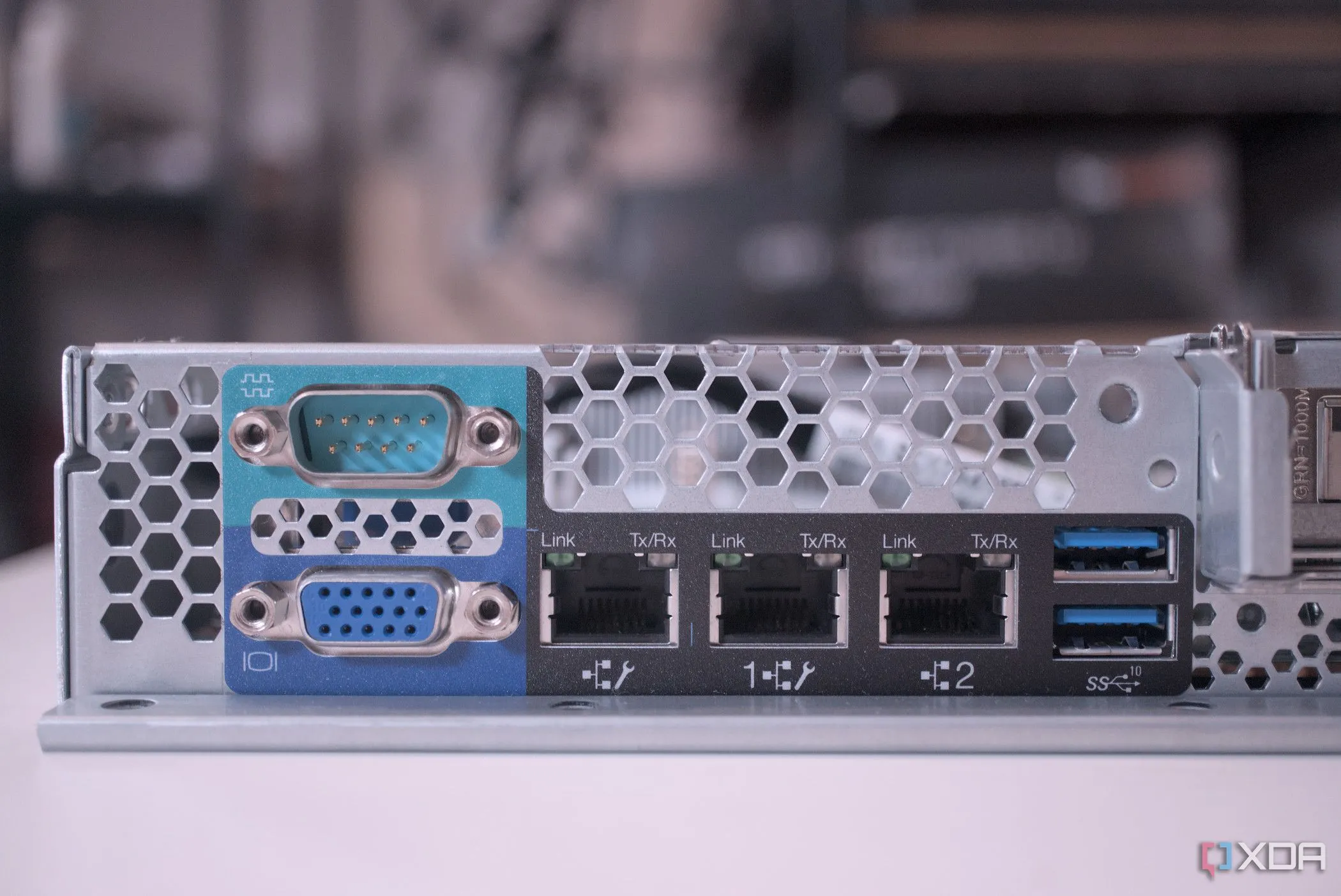 Cận cảnh mặt sau máy chủ Lenovo ThinkServer SR250 V2 với các cổng kết nối, minh họa thiết bị cho home lab