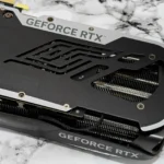 Card màn hình Zotac RTX 4070 Super Trinity Black Edition với bộ tản nhiệt.