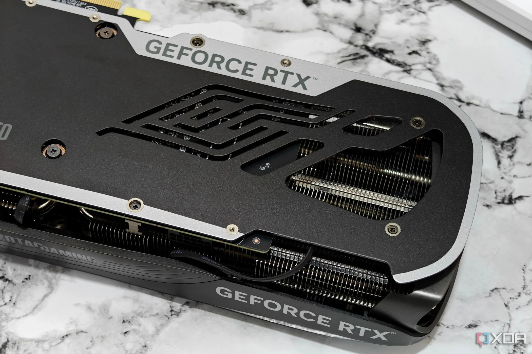 Card màn hình Zotac RTX 4070 Super Trinity Black Edition với bộ tản nhiệt.