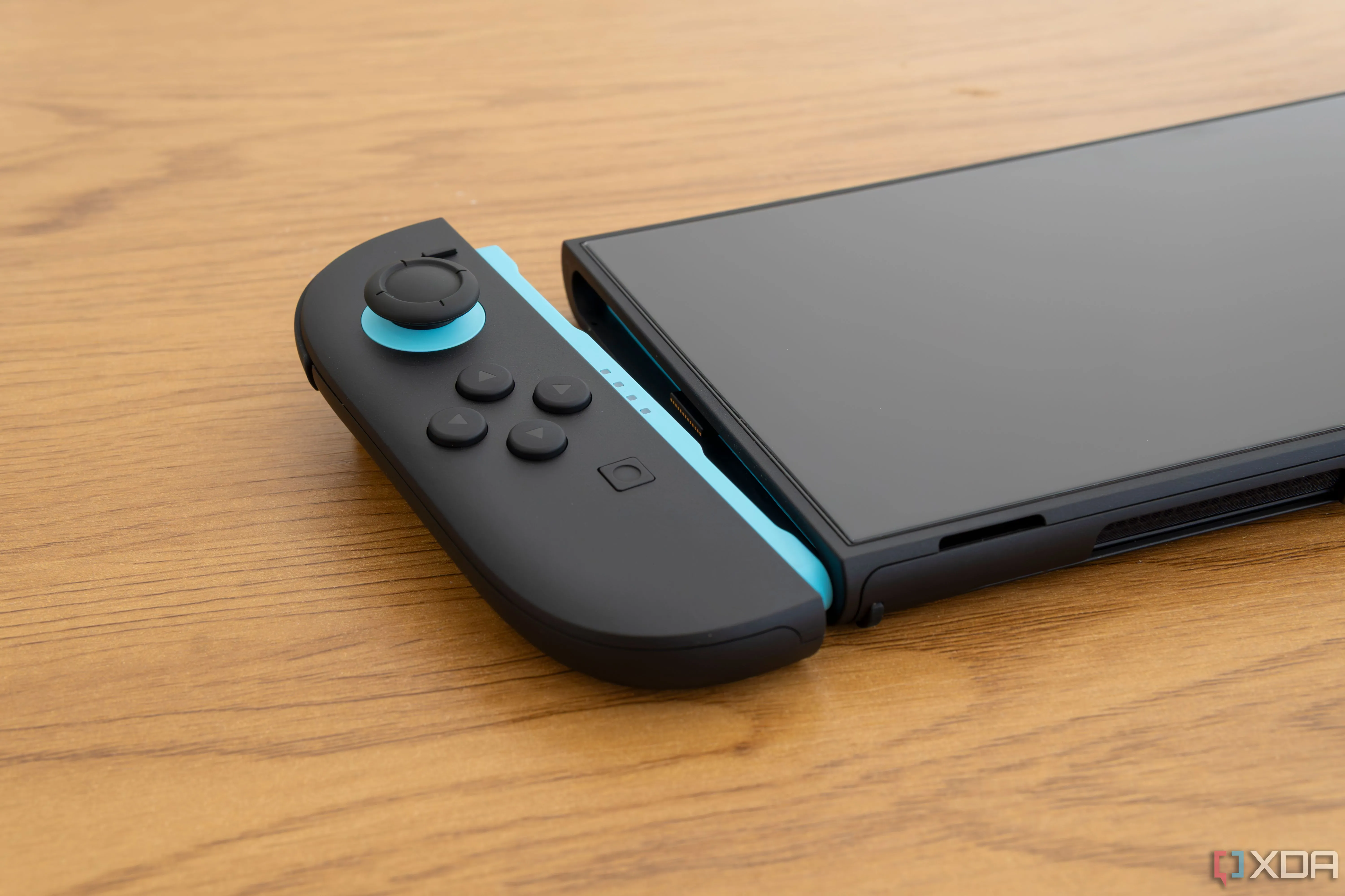 Chi tiết bộ điều khiển Joy-Con 2 tháo rời và thân máy Nintendo Switch 2, minh họa thiết kế console lai được ưa chuộng.