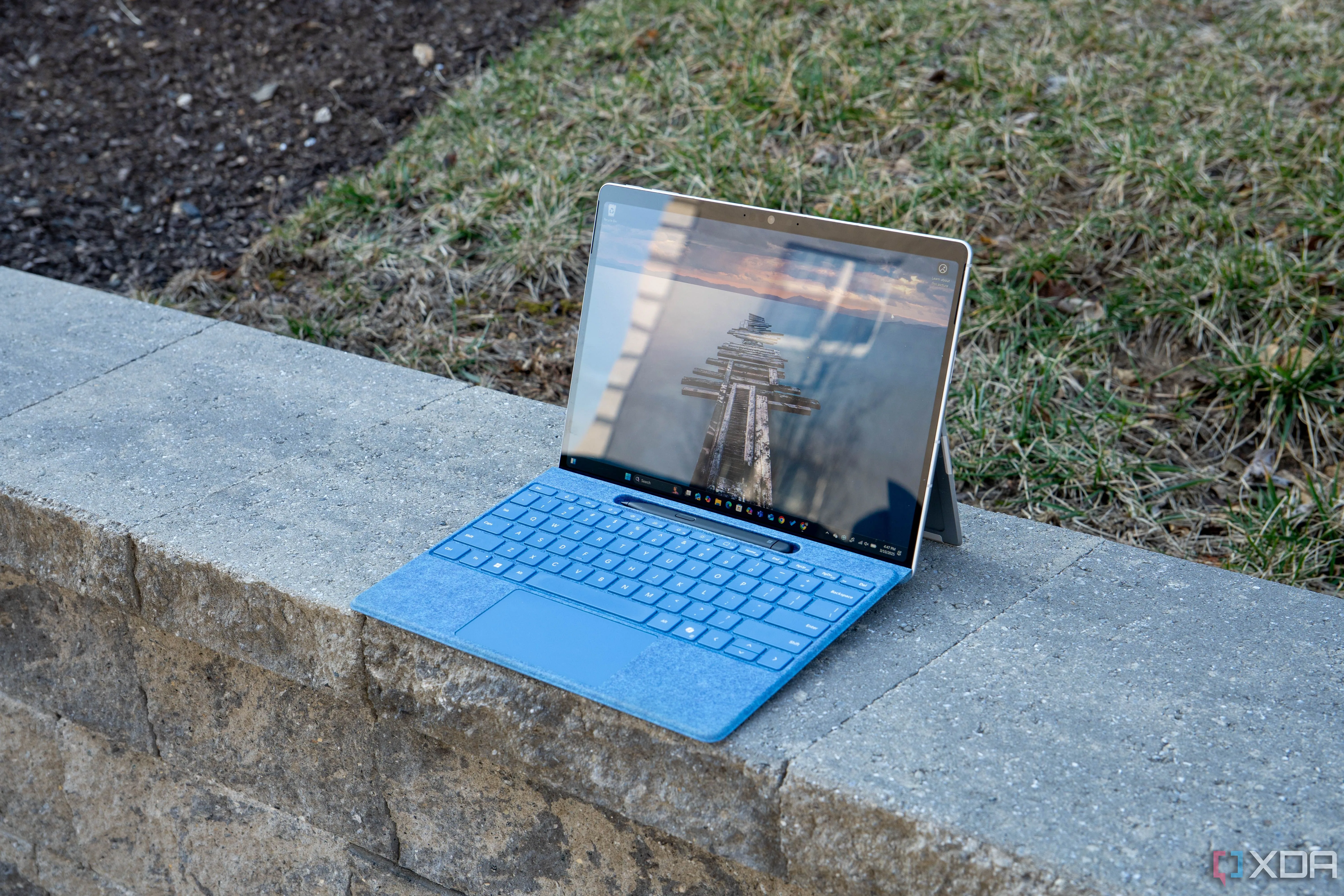 Cổng kết nối Thunderbolt 4 trên Surface Pro 11
