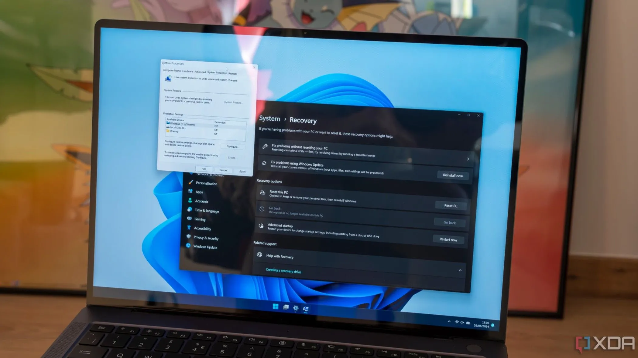 Giao diện Cài đặt và Control Panel trên Windows 11, thể hiện sự dịch chuyển khỏi các tính năng cũ như Device Stage.