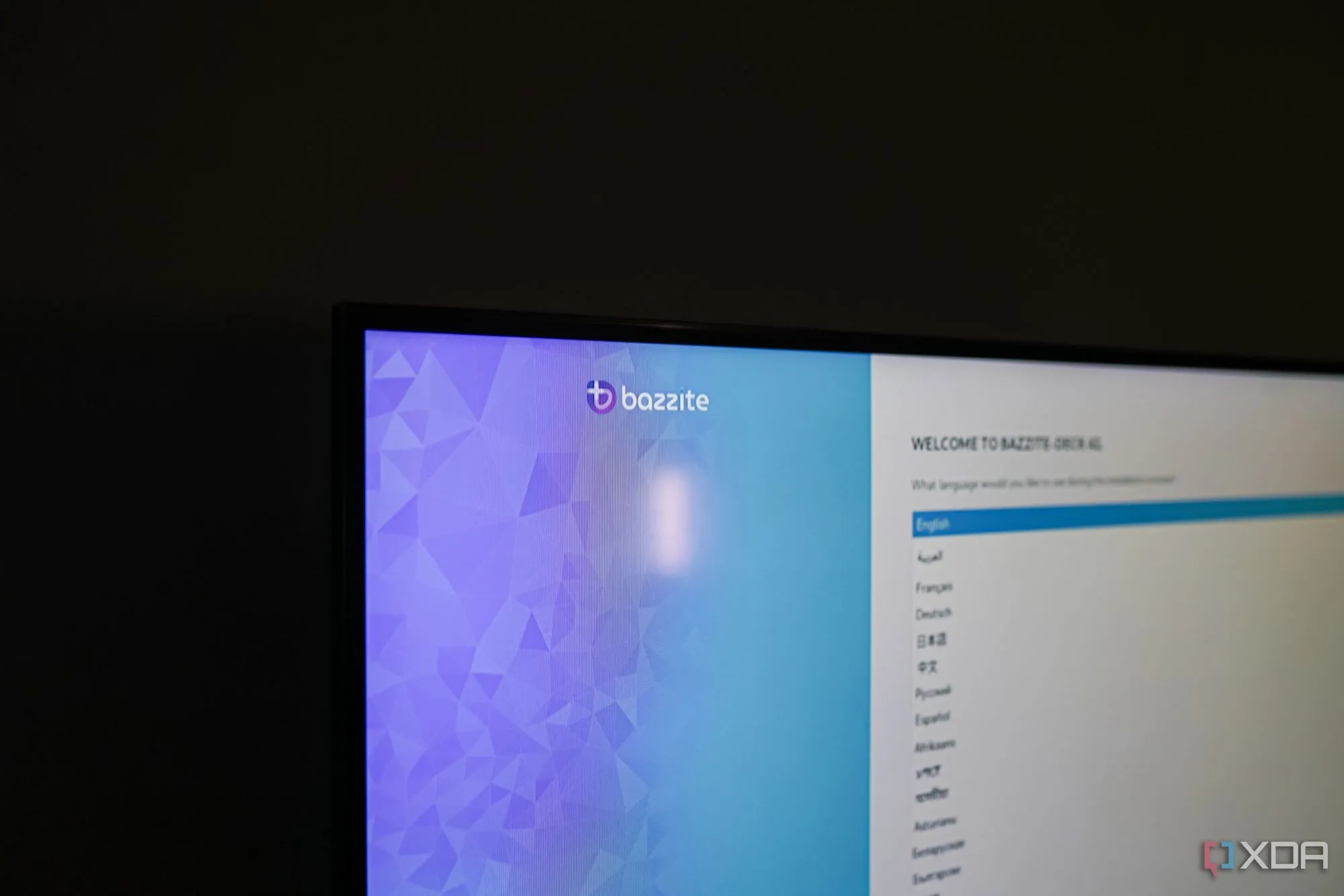 Giao diện Steam Big Picture trên Bazzite OS, hiển thị trên TV lớn với card đồ họa RX 9060 XT trong HTPC