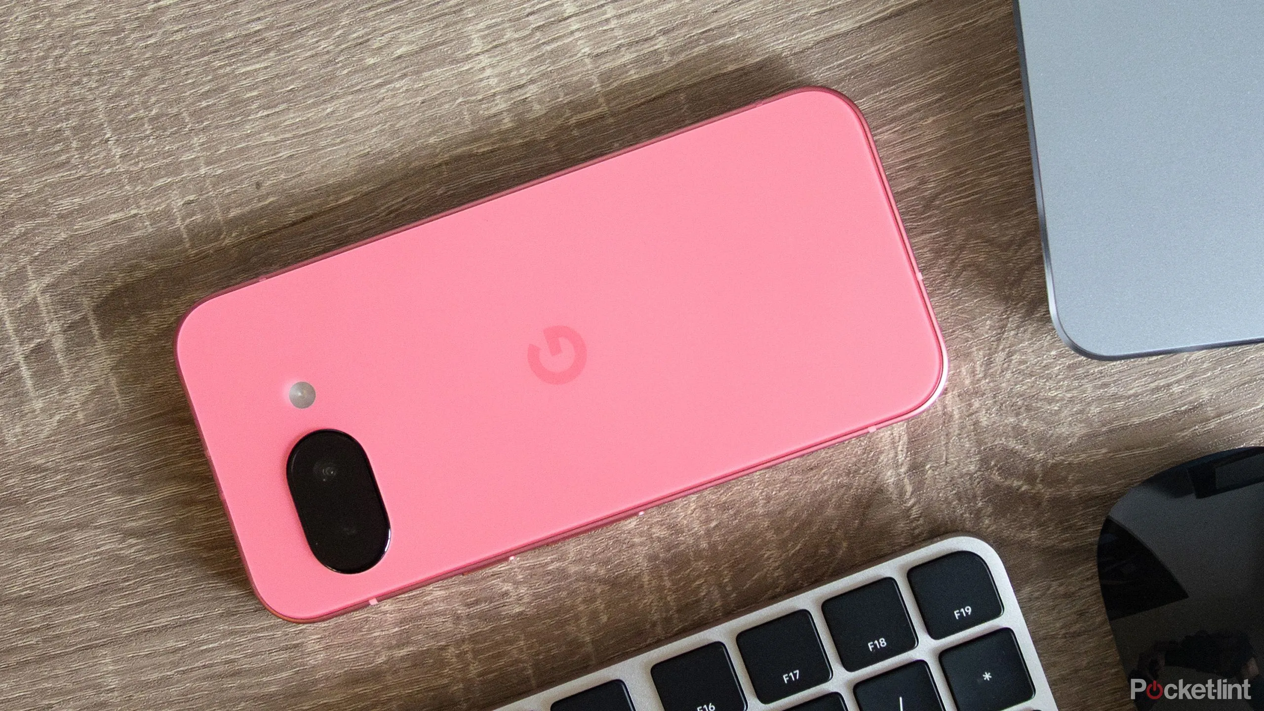 Góc nhìn từ trên xuống hiển thị mặt trước và cạnh trên của điện thoại Google Pixel 9a