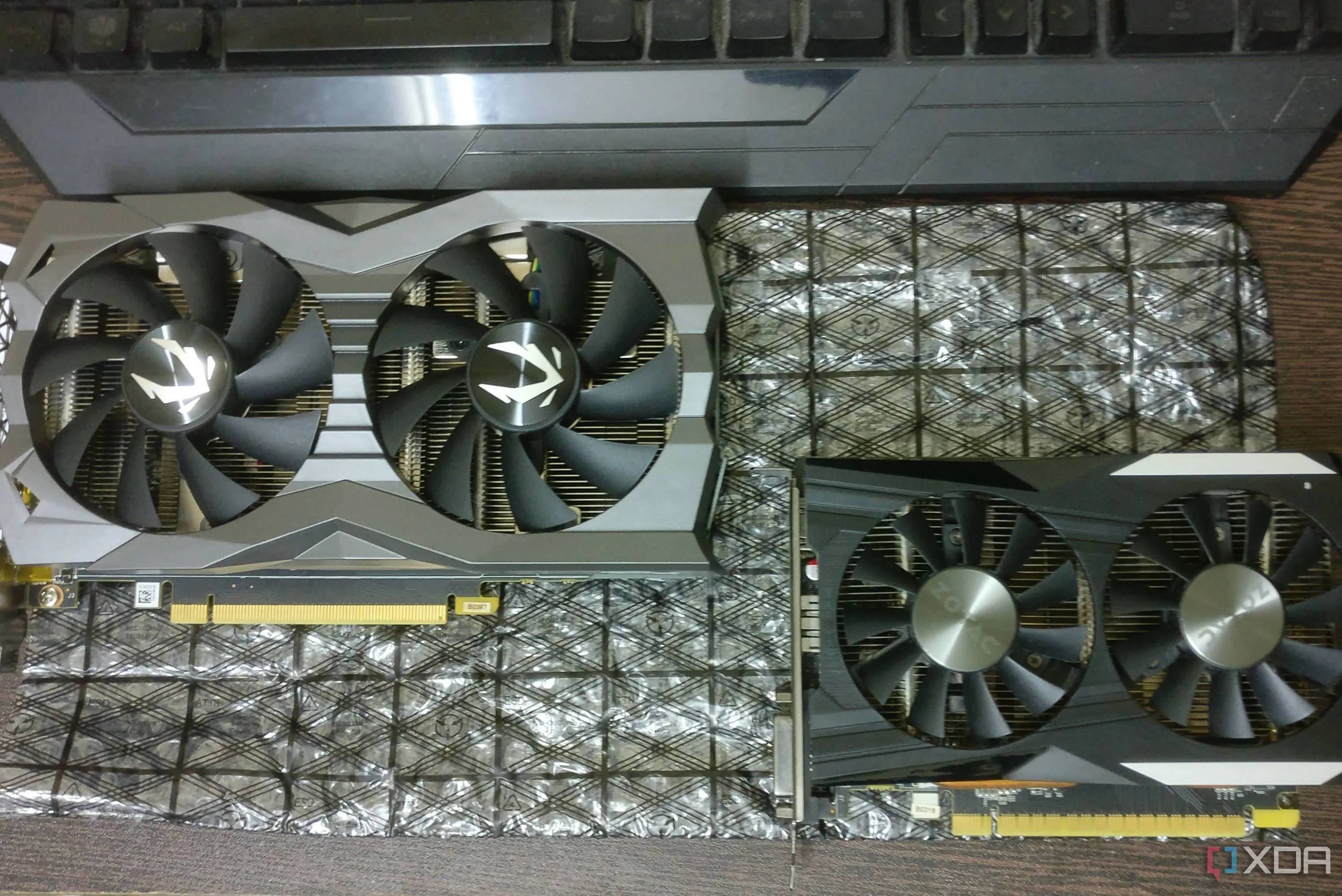 Hai card đồ họa NVIDIA GeForce GTX 1660 Ti và GTX 1050 Ti đặt cạnh nhau trên bàn làm việc