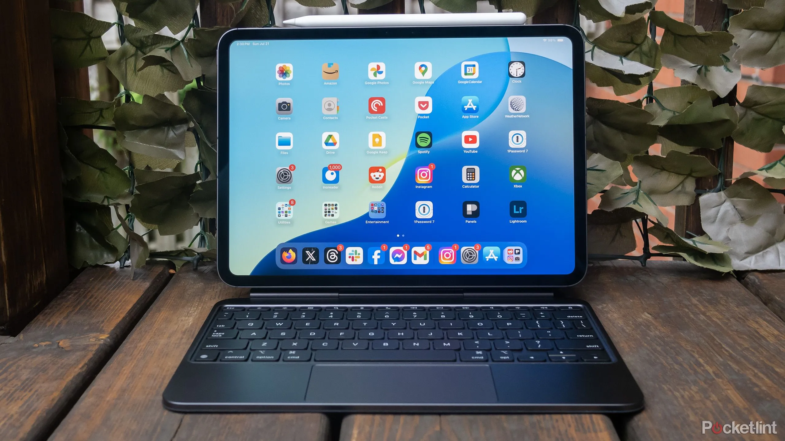 Hình ảnh iPad Pro đặt trên mặt phẳng