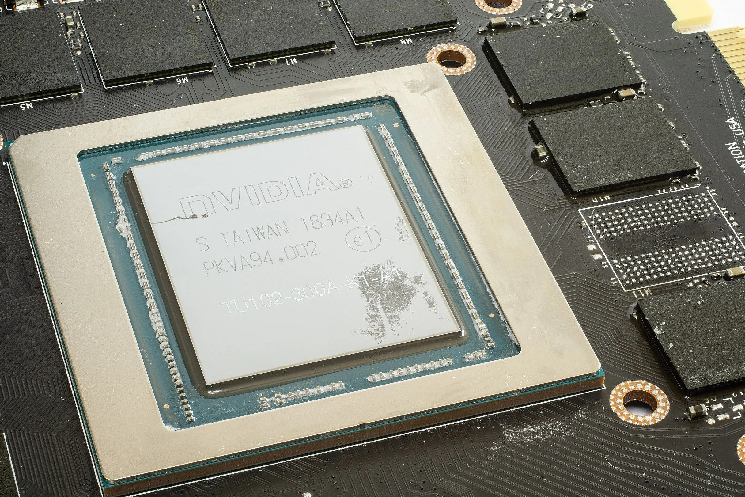 Hình ảnh minh họa GPU die và chip nhớ VRAM trên card đồ họa