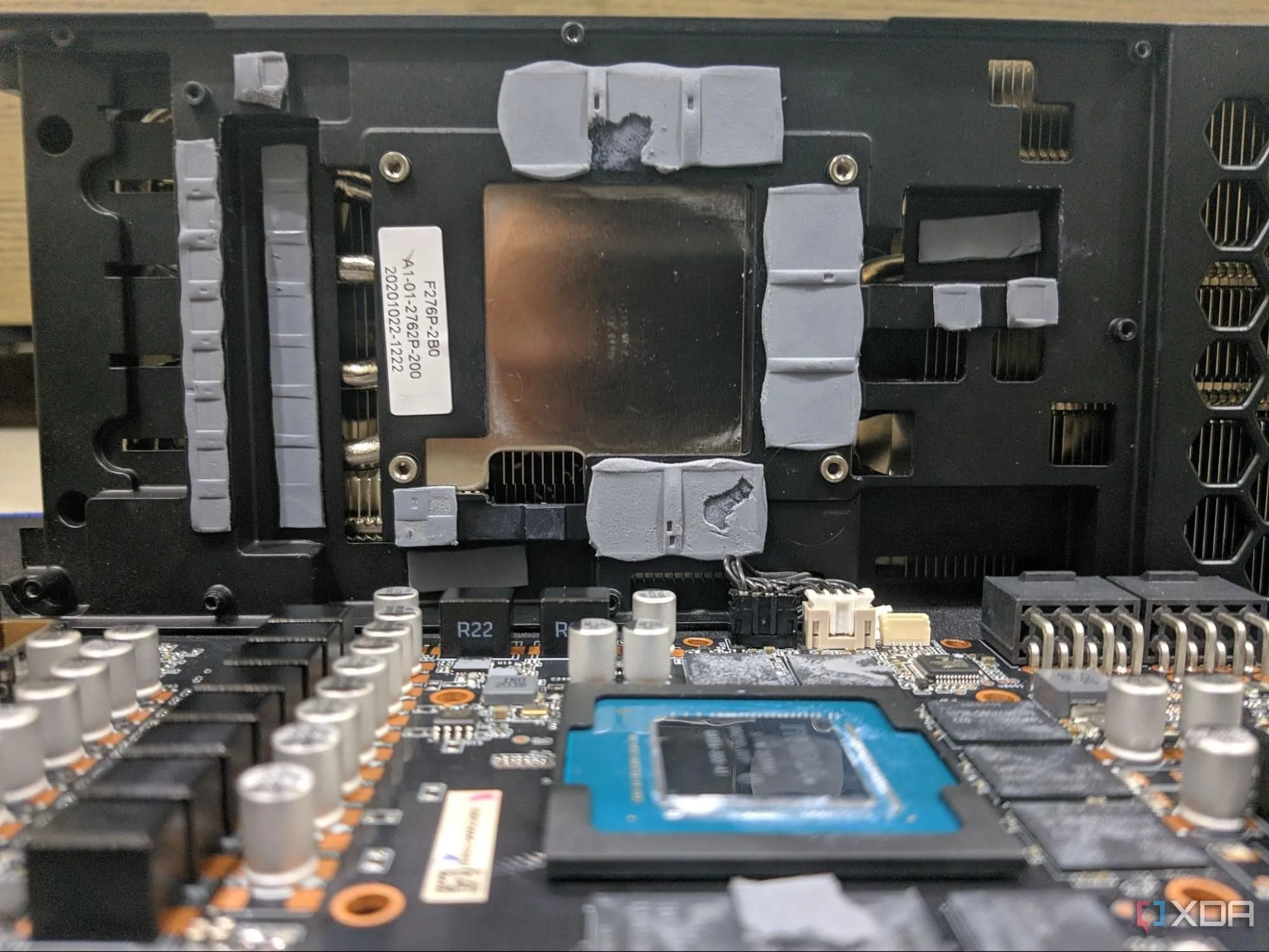 Hình ảnh nhân GPU, chip VRAM và các miếng thermal pad trên card màn hình RTX.