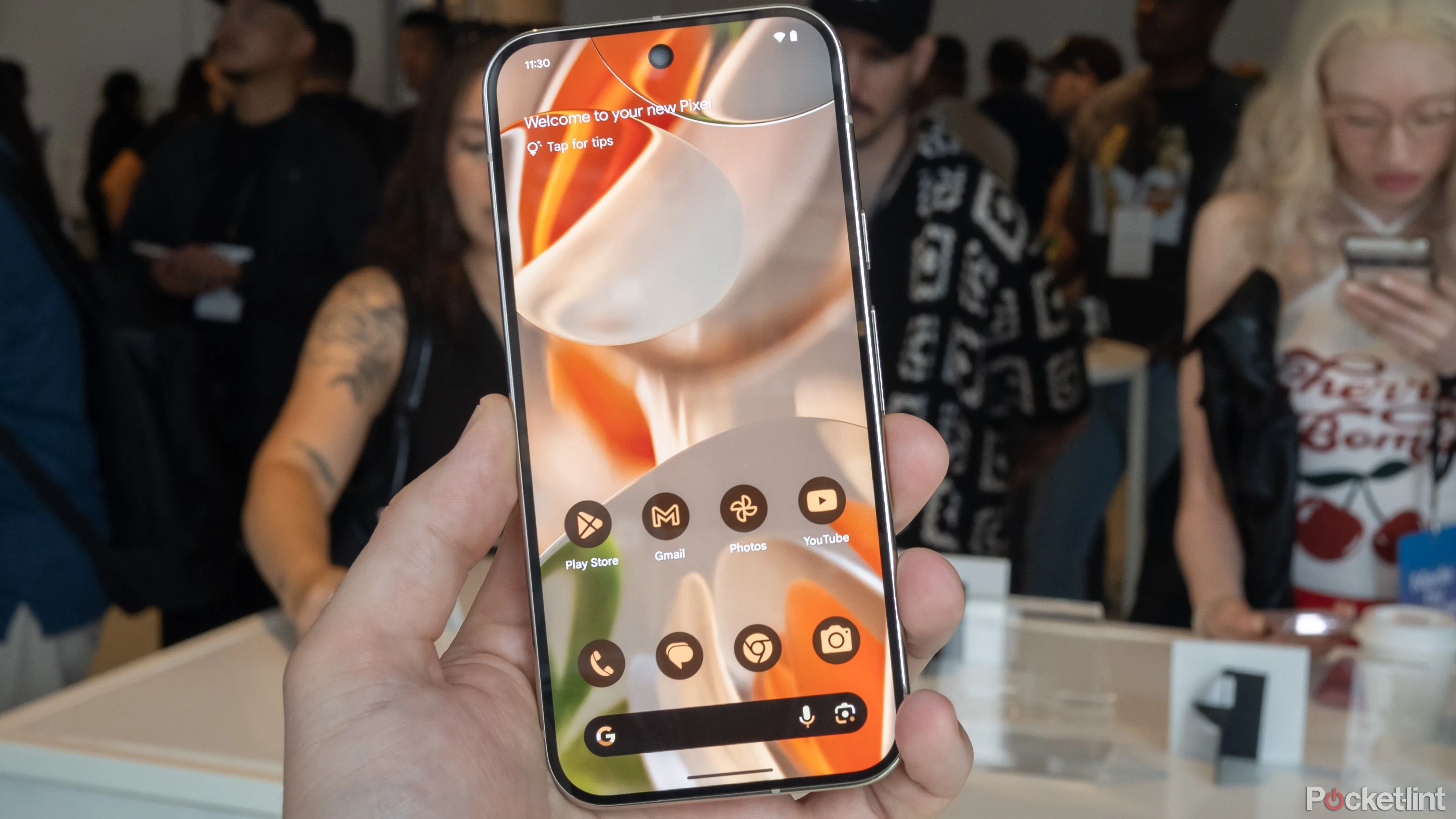 Hình ảnh thực tế điện thoại Google Pixel 9 Pro với màn hình hiển thị.