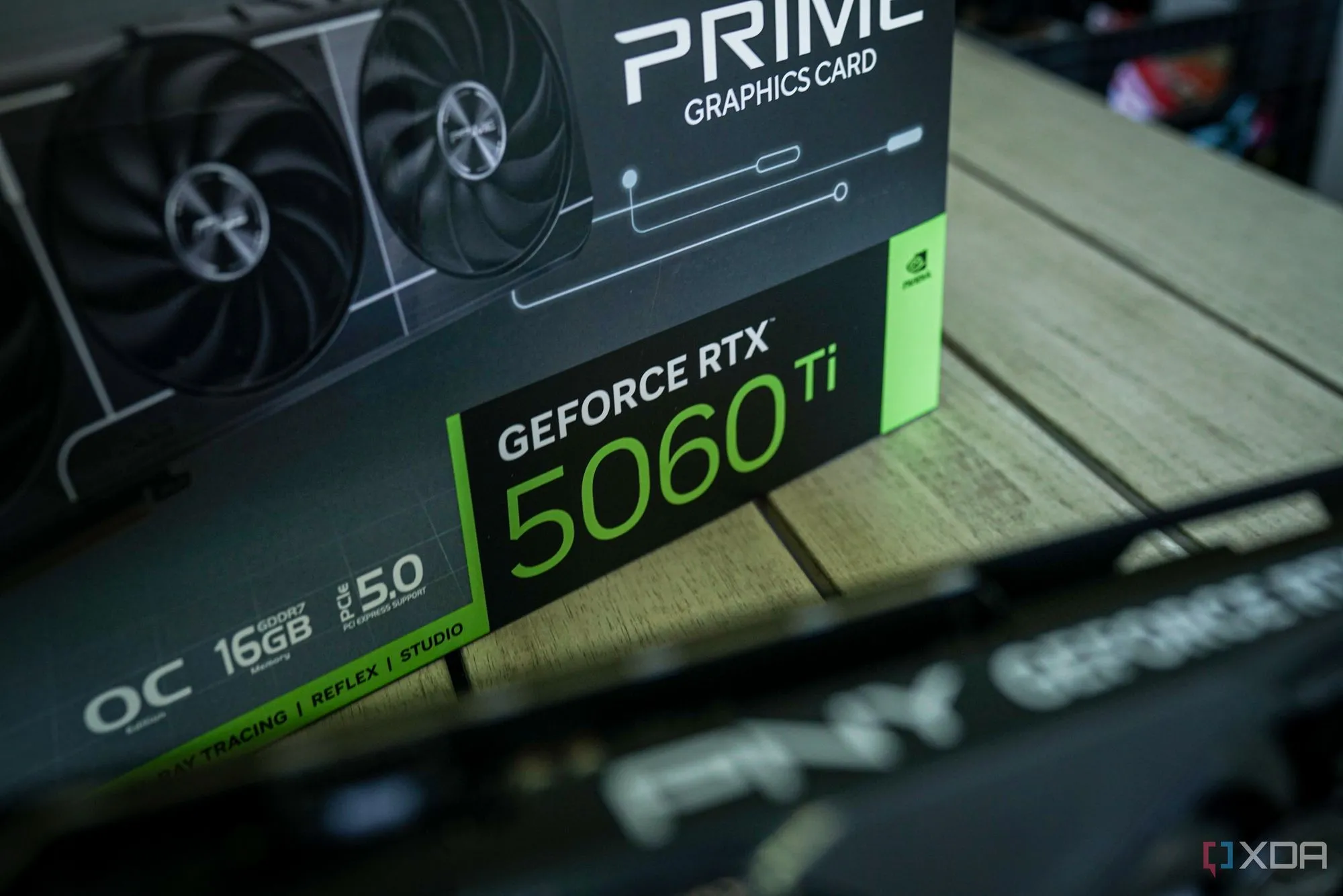 Hộp card đồ họa Nvidia GeForce RTX 5060 Ti 16GB, minh họa cho vấn đề VRAM 8GB