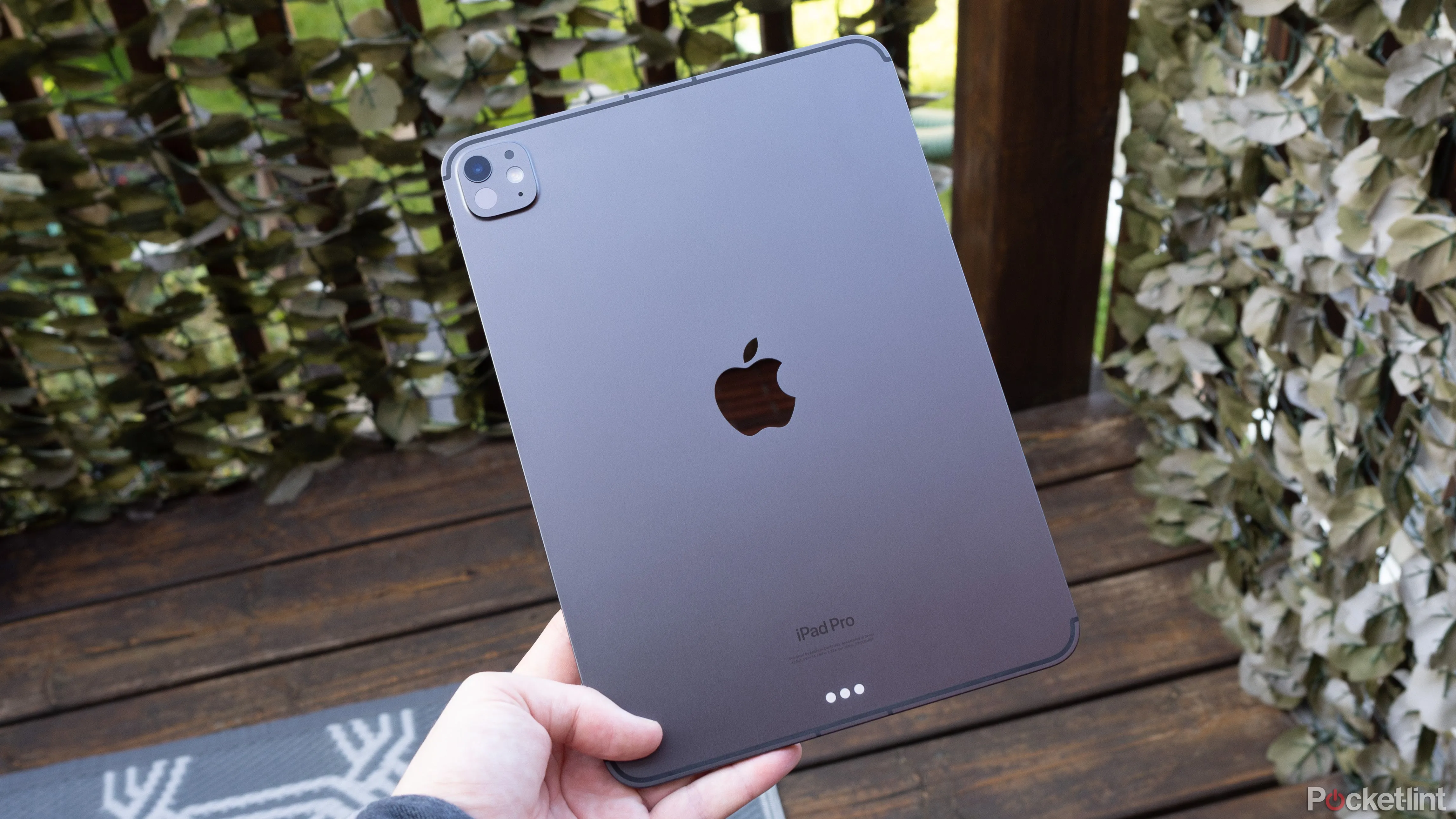 iPad Pro M4 được cầm trên tay