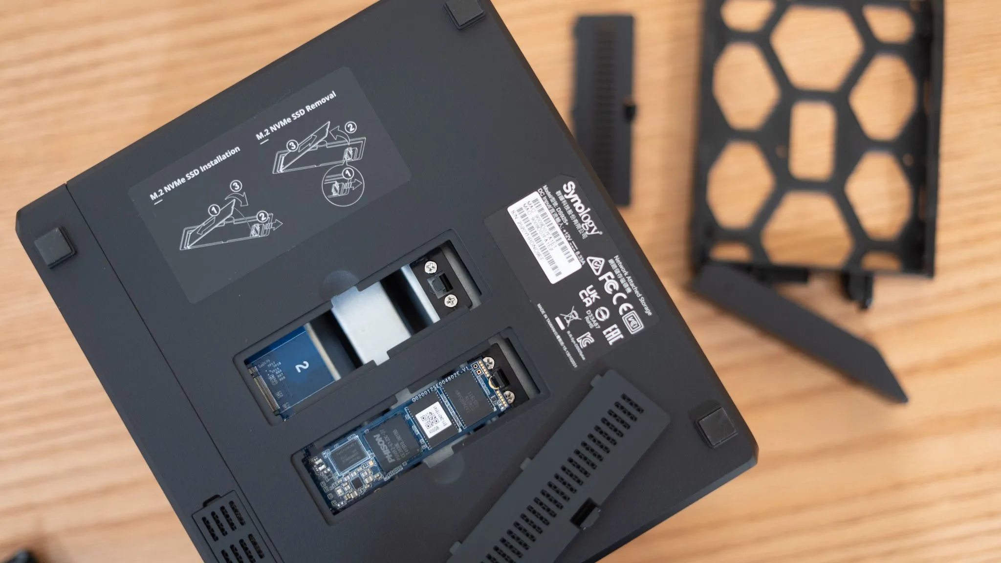Khe cắm ổ cứng NVMe bên trong NAS