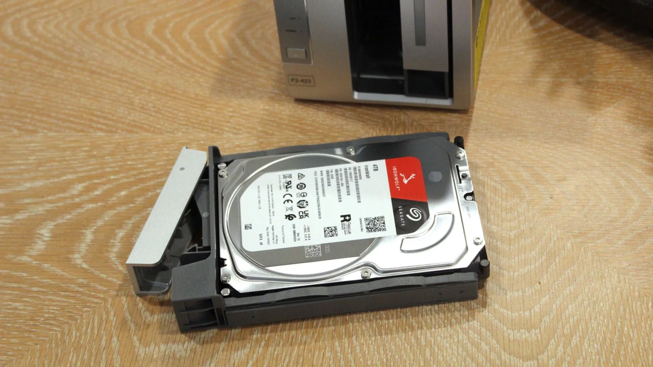 Lắp ổ cứng vào thiết bị NAS TerraMaster
