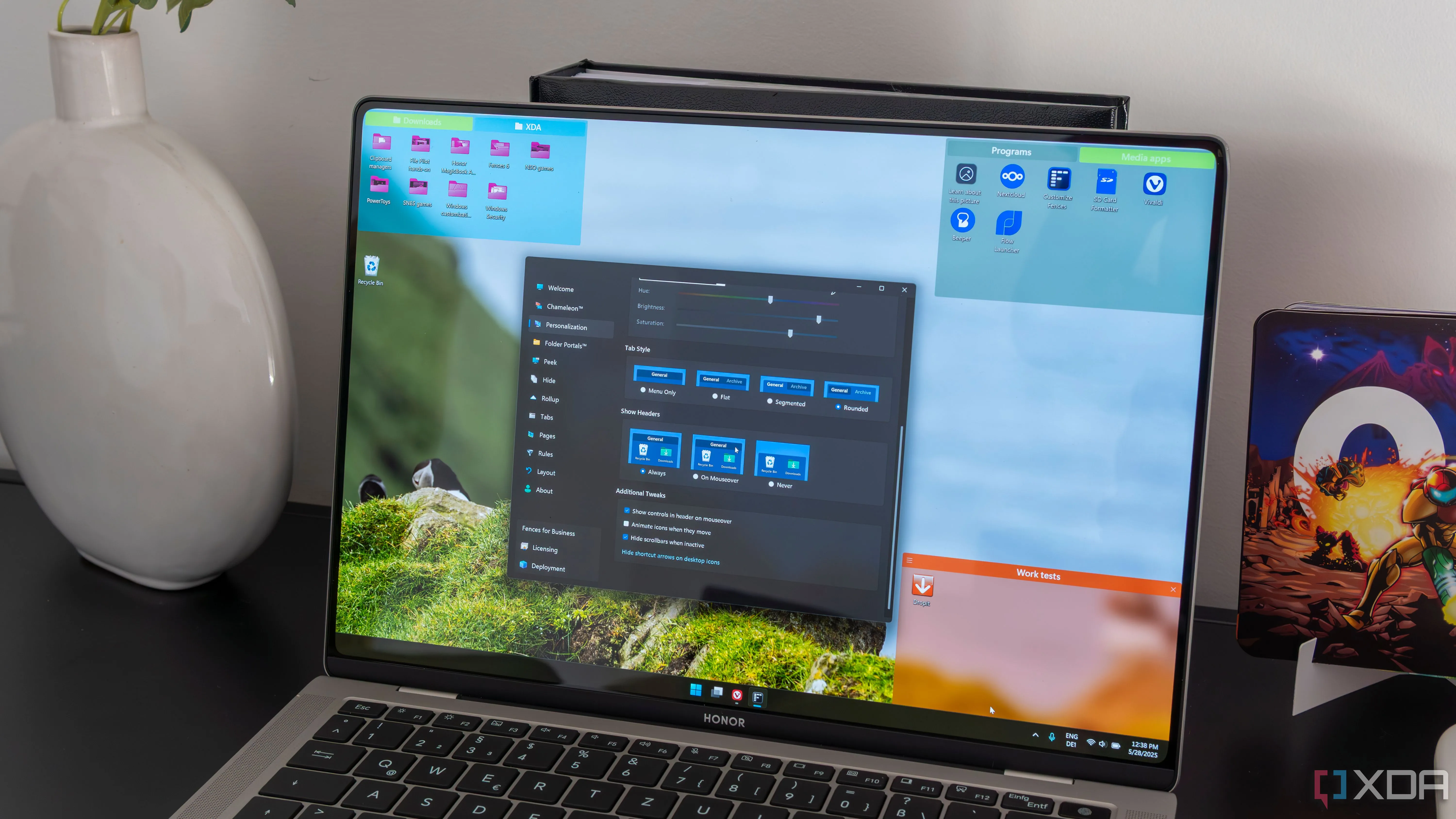 Laptop hiển thị giao diện Windows 11, minh họa cho các tùy chọn cài đặt tìm kiếm mới.