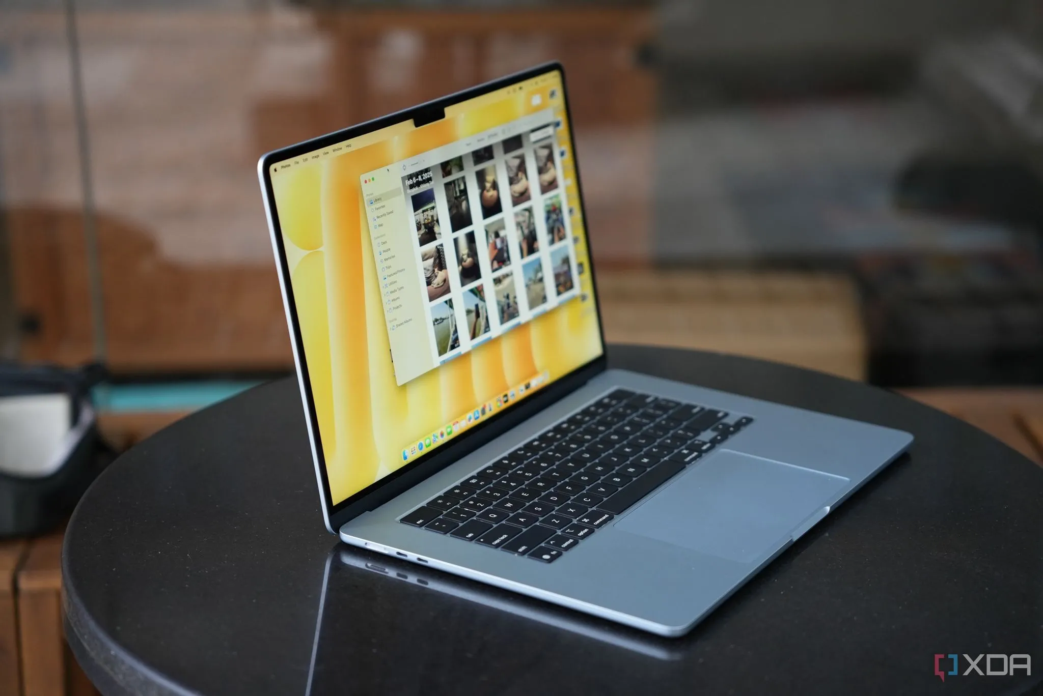 Laptop MacBook Air M4 (2025) màu Midnight nhìn từ góc