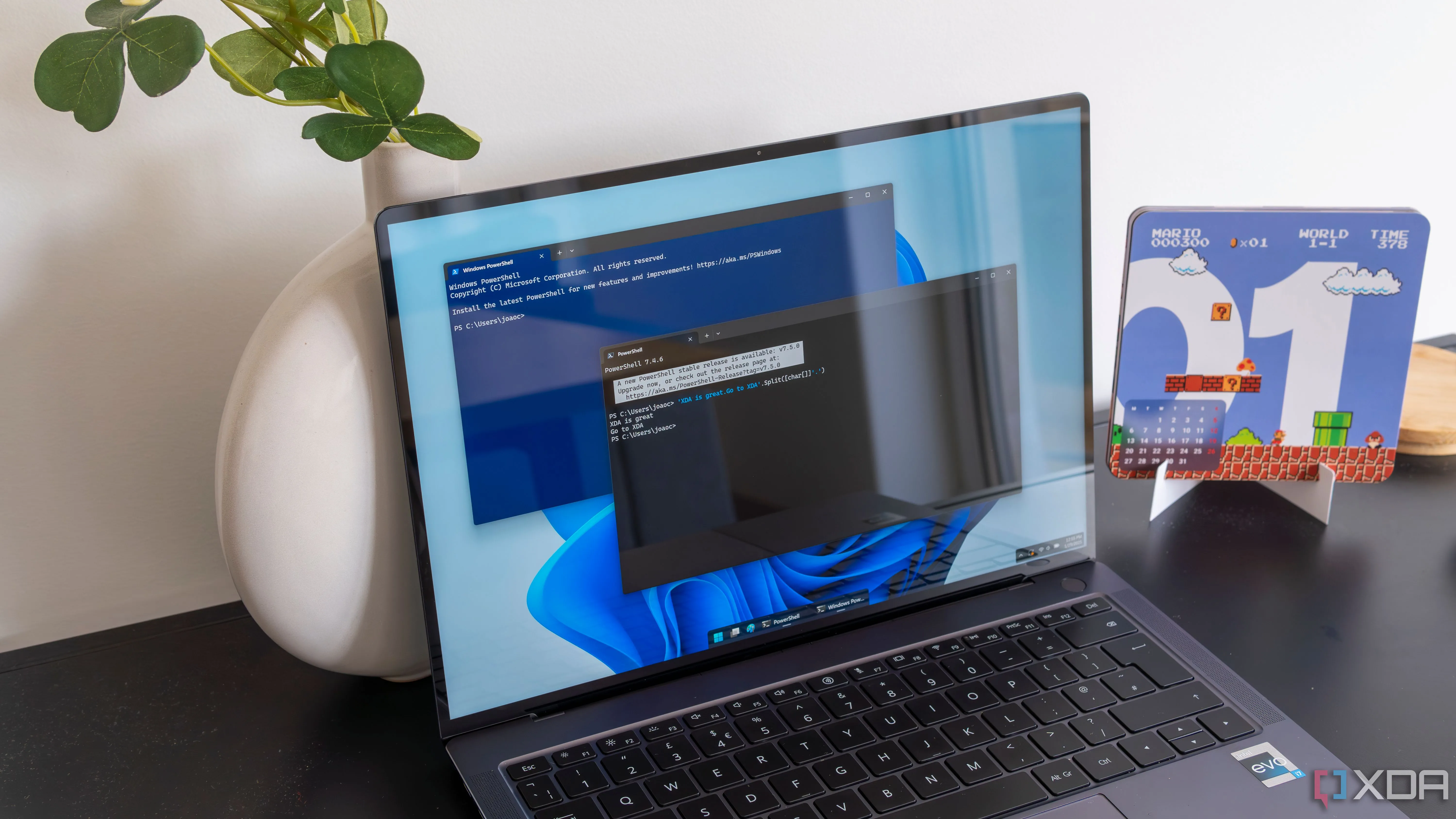Màn hình máy tính chạy Windows PowerShell và PowerShell, minh họa việc sử dụng dòng lệnh