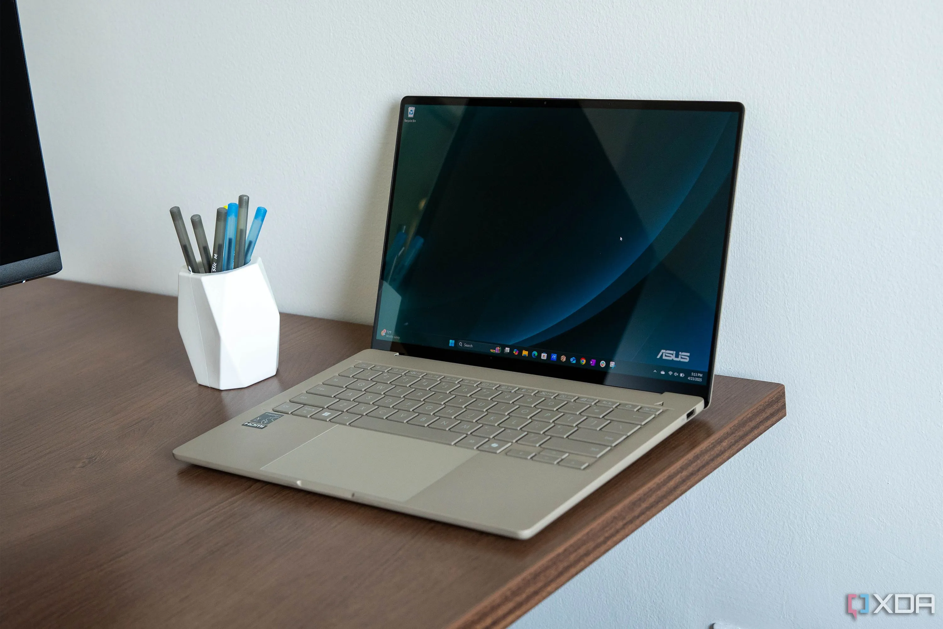 Màn hình OLED sắc nét của laptop Asus Zenbook A14 khi mở ra