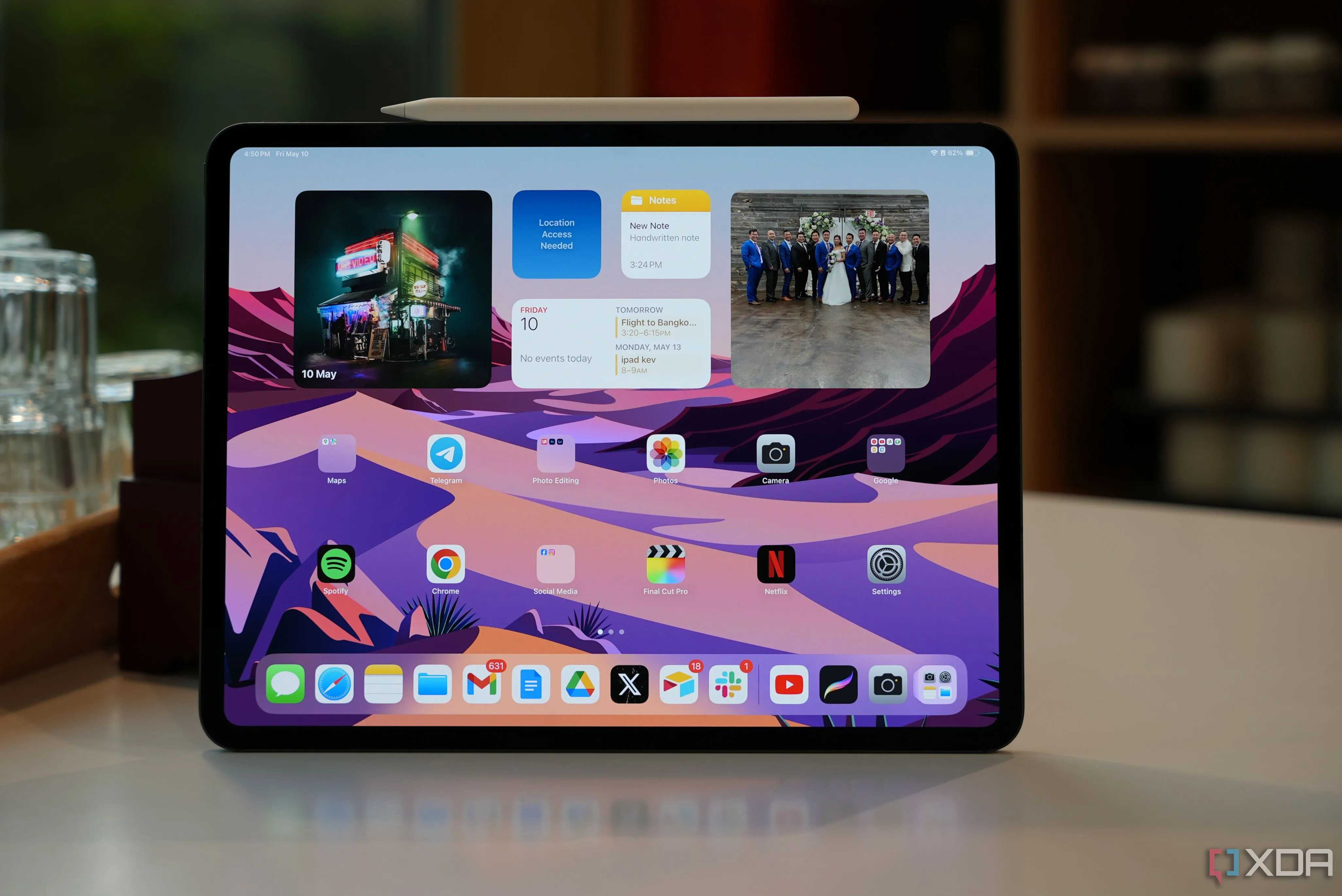 Máy tính bảng Apple iPad Air (M2, 2024) màu Space Grey nhìn từ góc trên