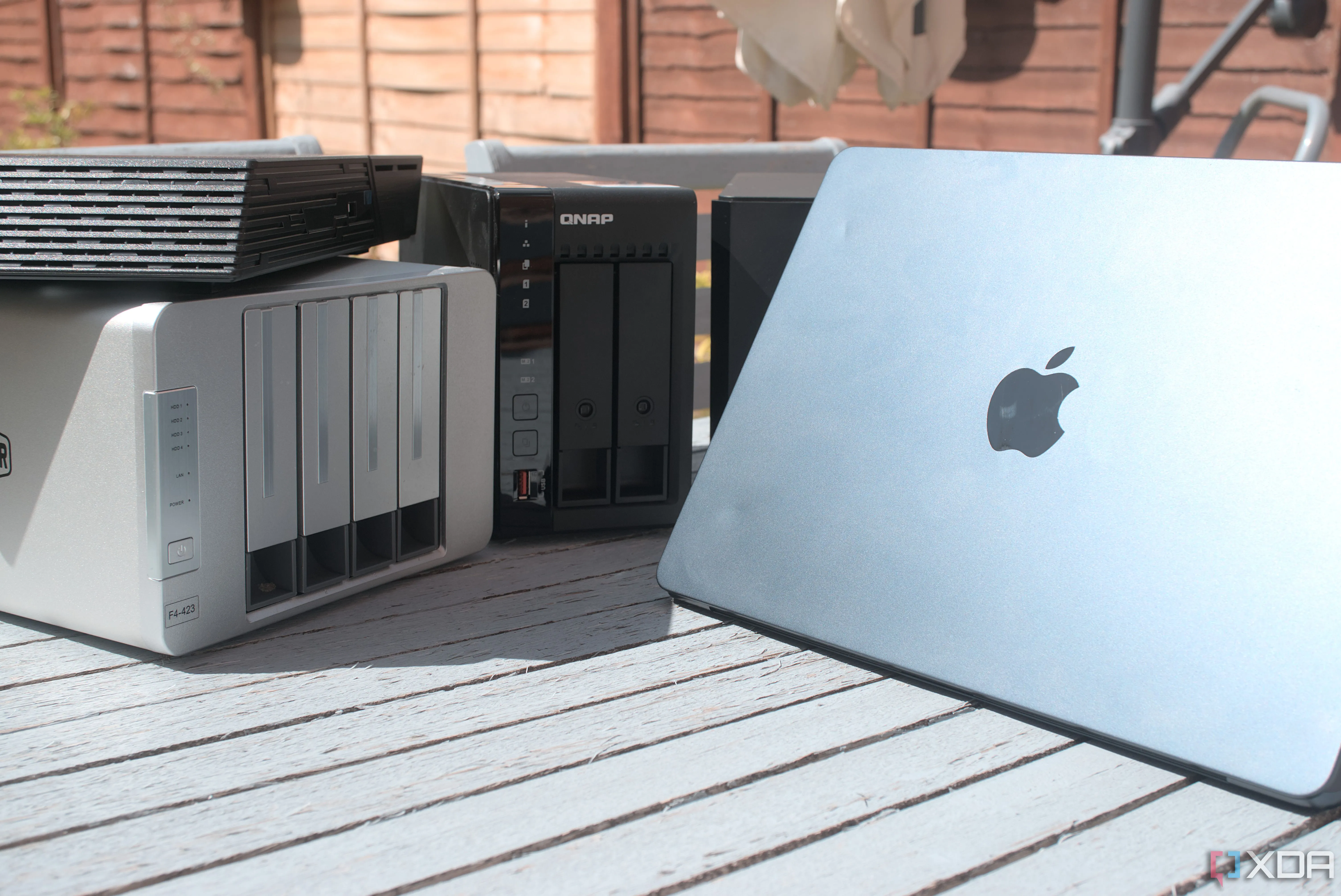 Máy tính MacBook Air kết nối với NAS