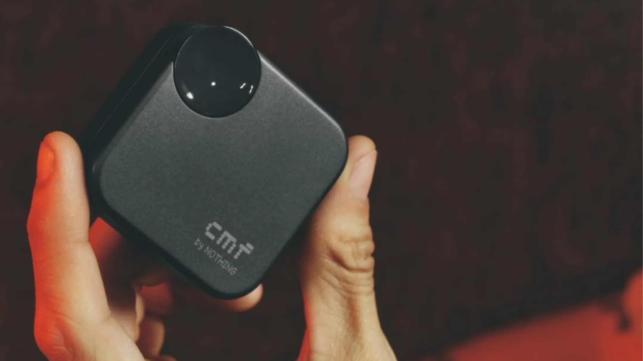 Người cầm tai nghe không dây CMF Buds 2a màu đen