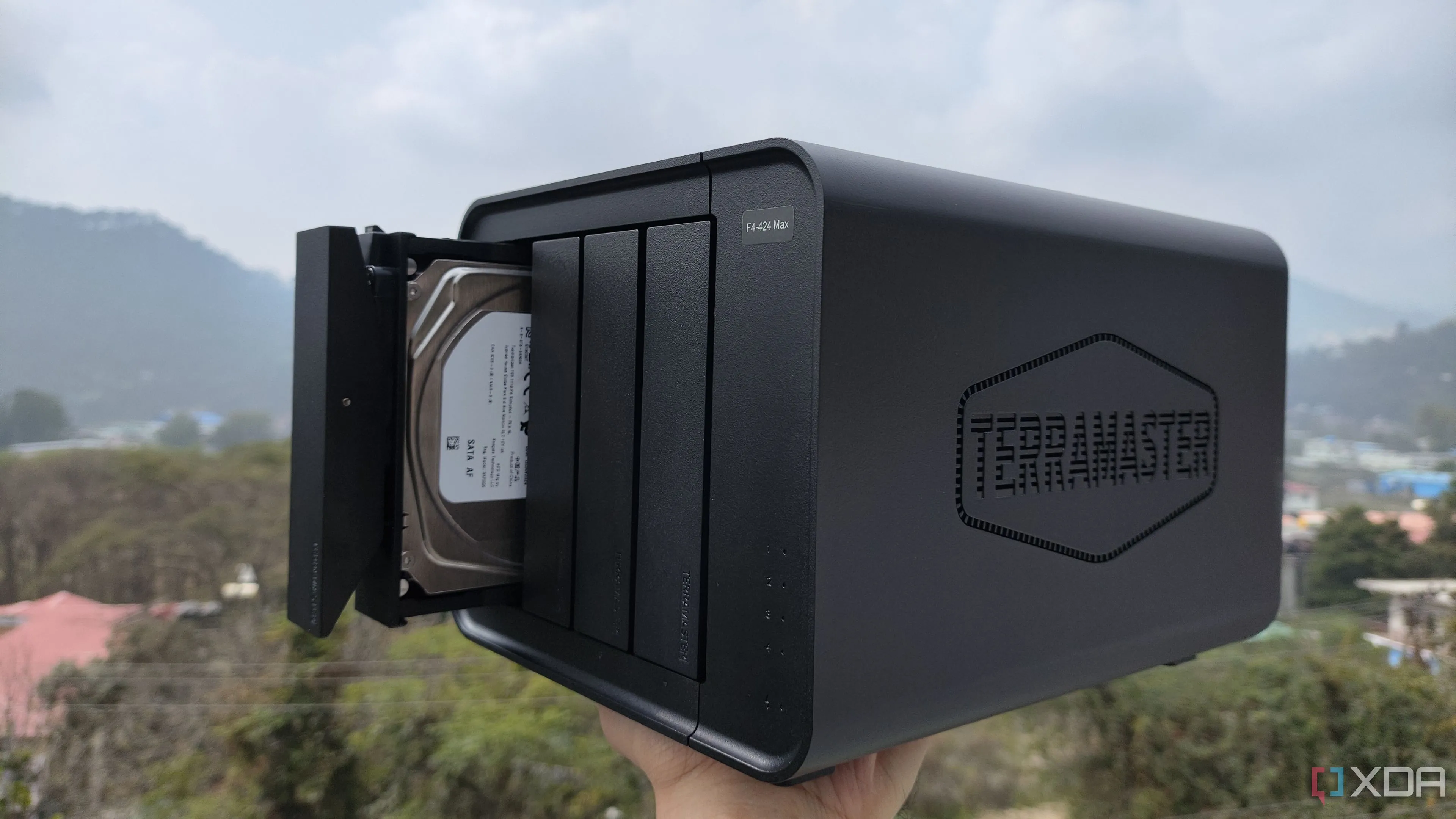 Người cầm thiết bị NAS TerraMaster F4-424 Max, minh họa cho loại phần cứng cần thiết để triển khai iSCSI