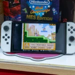 Người dùng chơi game Kirby trên máy Nintendo Switch OLED với dịch vụ Switch Online