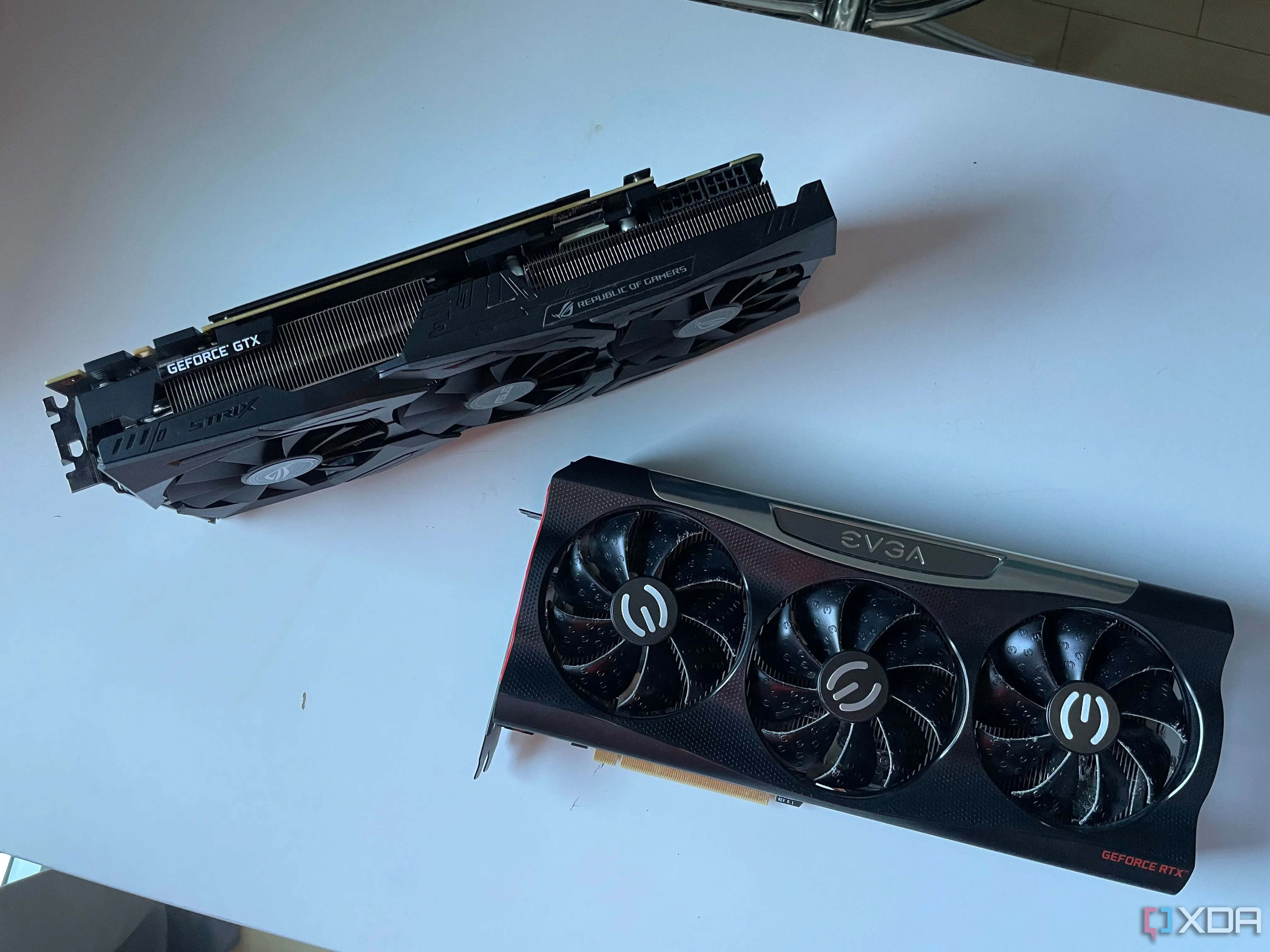 So sánh card đồ họa (GPU) Nvidia ASUS STRIX 1080ti và EVGA RTX 3080 đặt cạnh nhau