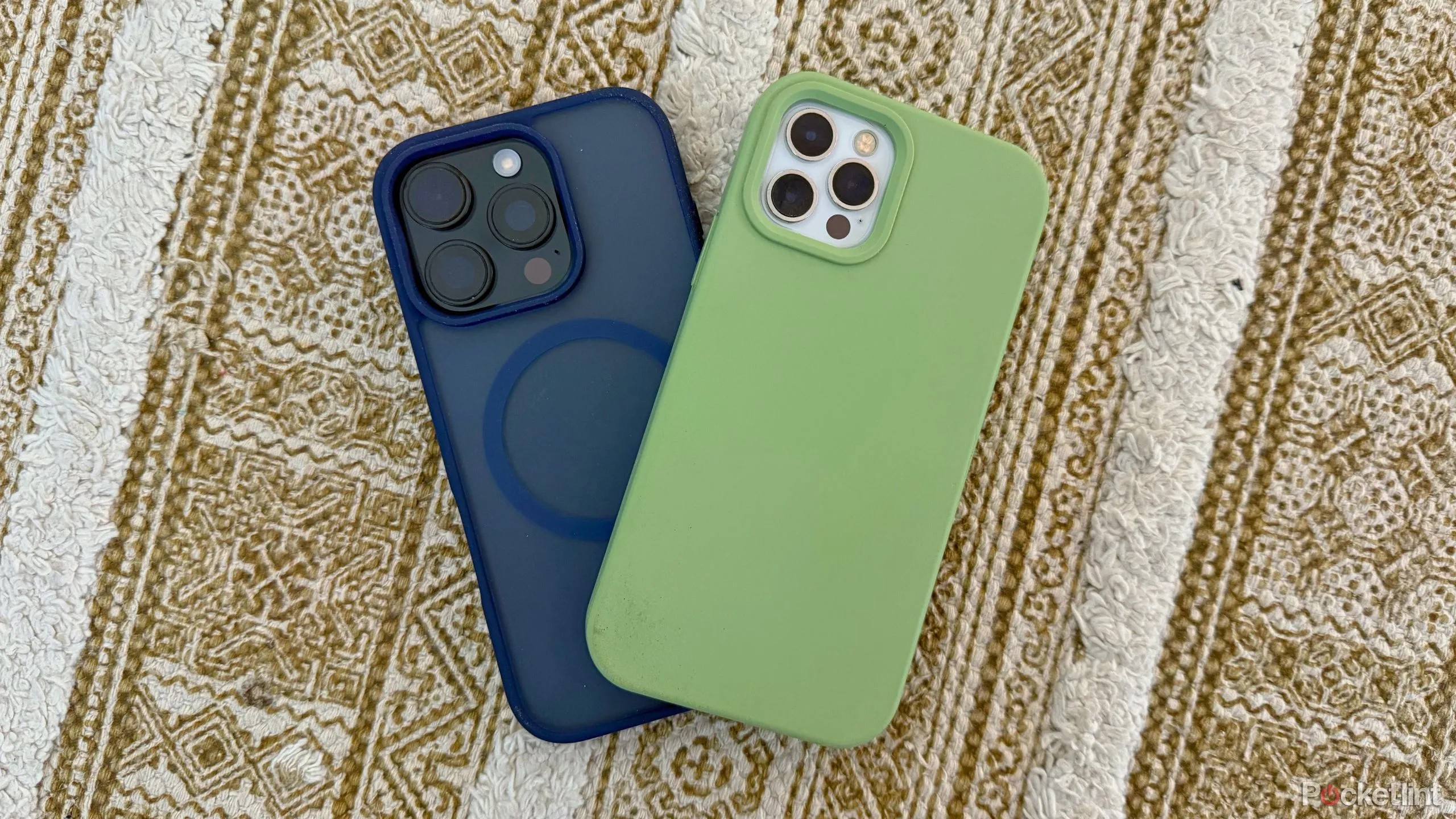 So sánh kích thước và thiết kế iPhone 16 Pro và iPhone 12 Pro đặt cạnh nhau.