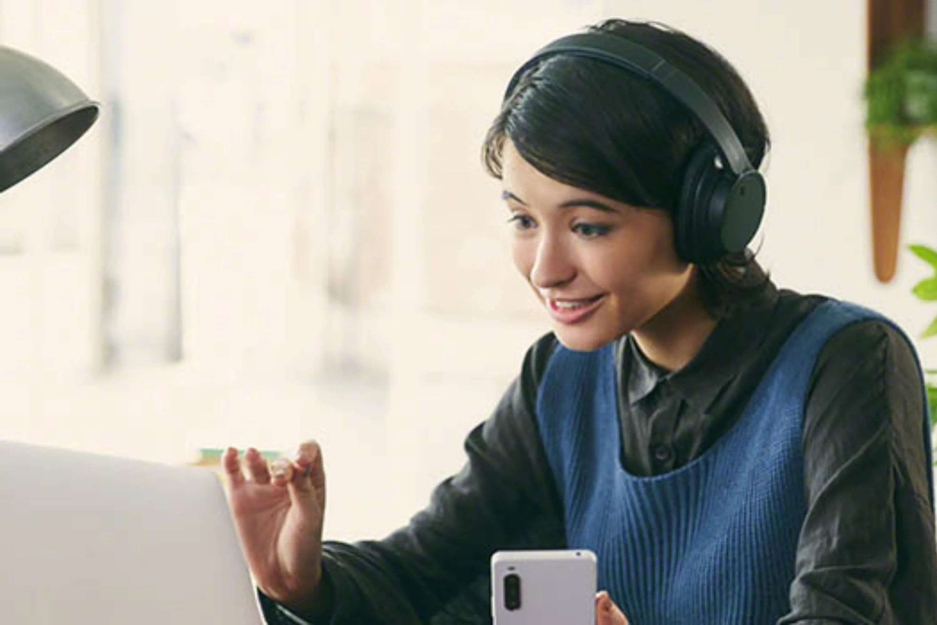 Tai nghe chống ồn không dây Sony WH-CH720N màu đen đeo trên đầu người