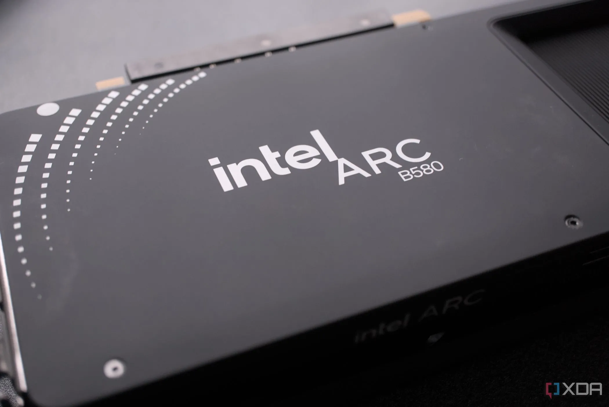 Tấm backplate của card đồ họa Intel Arc B580