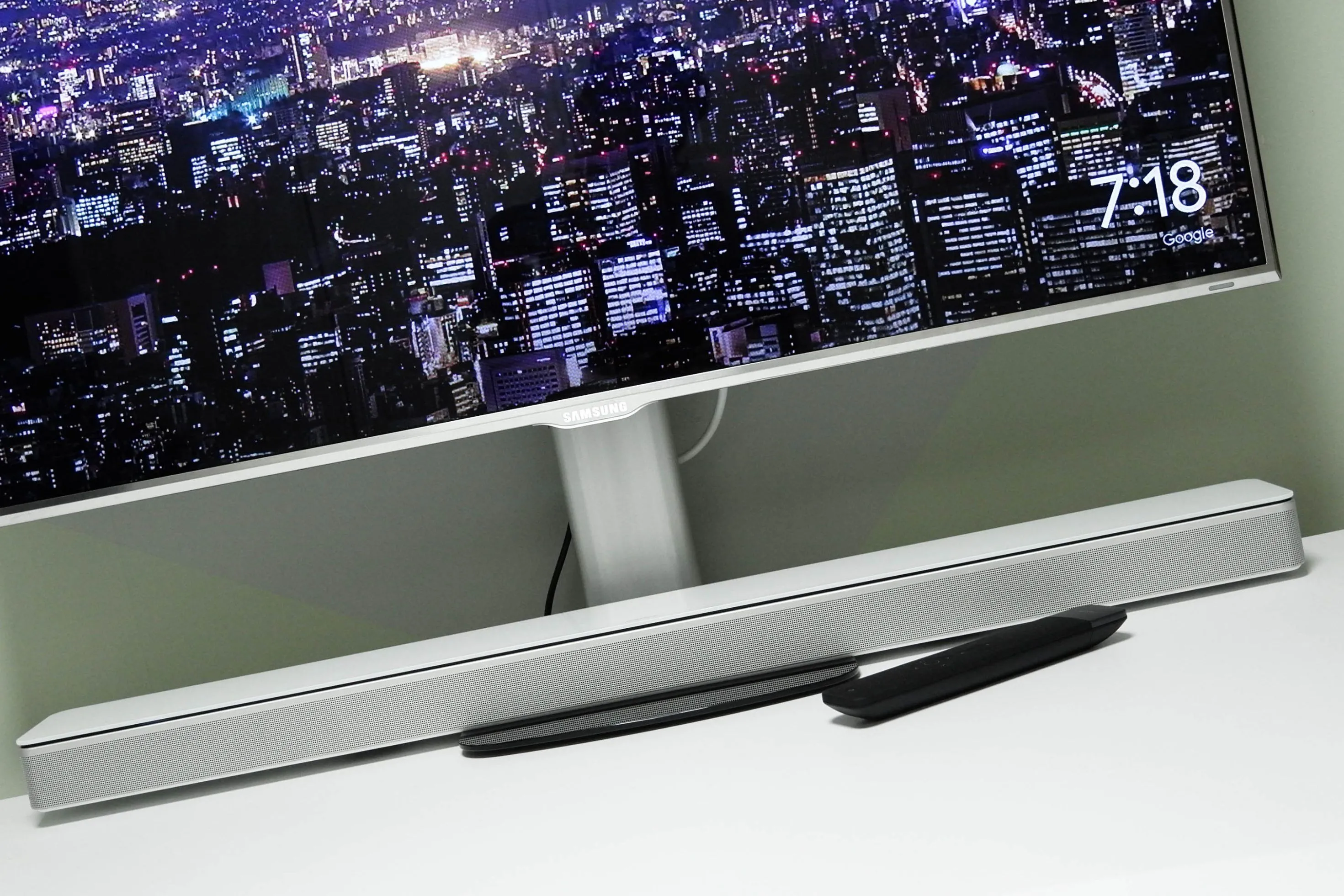 Thanh soundbar đặt gọn gàng bên dưới màn hình máy tính, tiết kiệm diện tích bàn