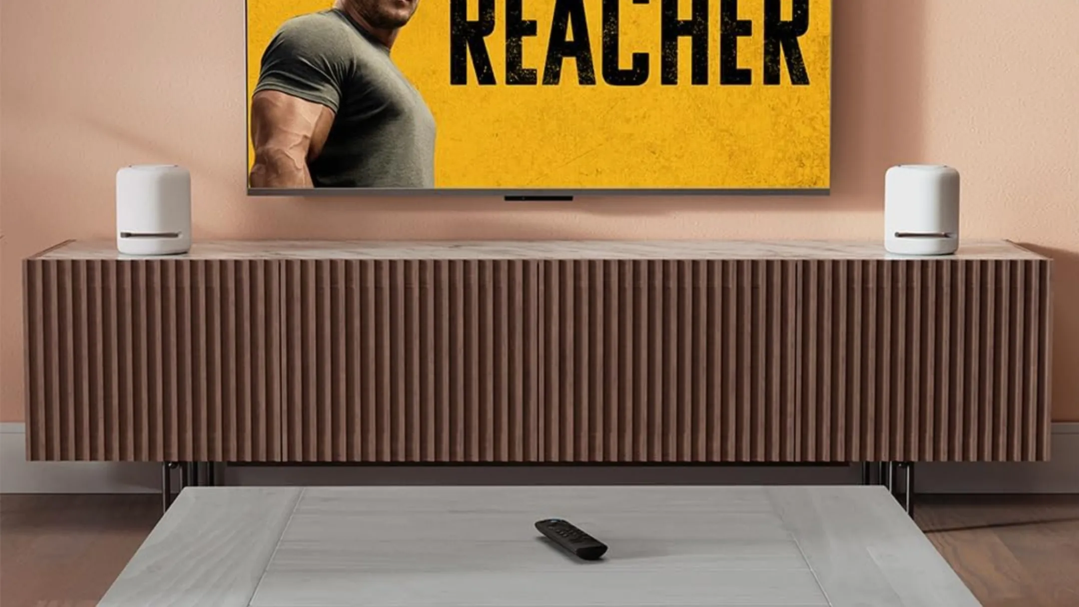 Thiết bị Amazon Fire TV Stick 4K đặt trong phòng khách với TV đang bật