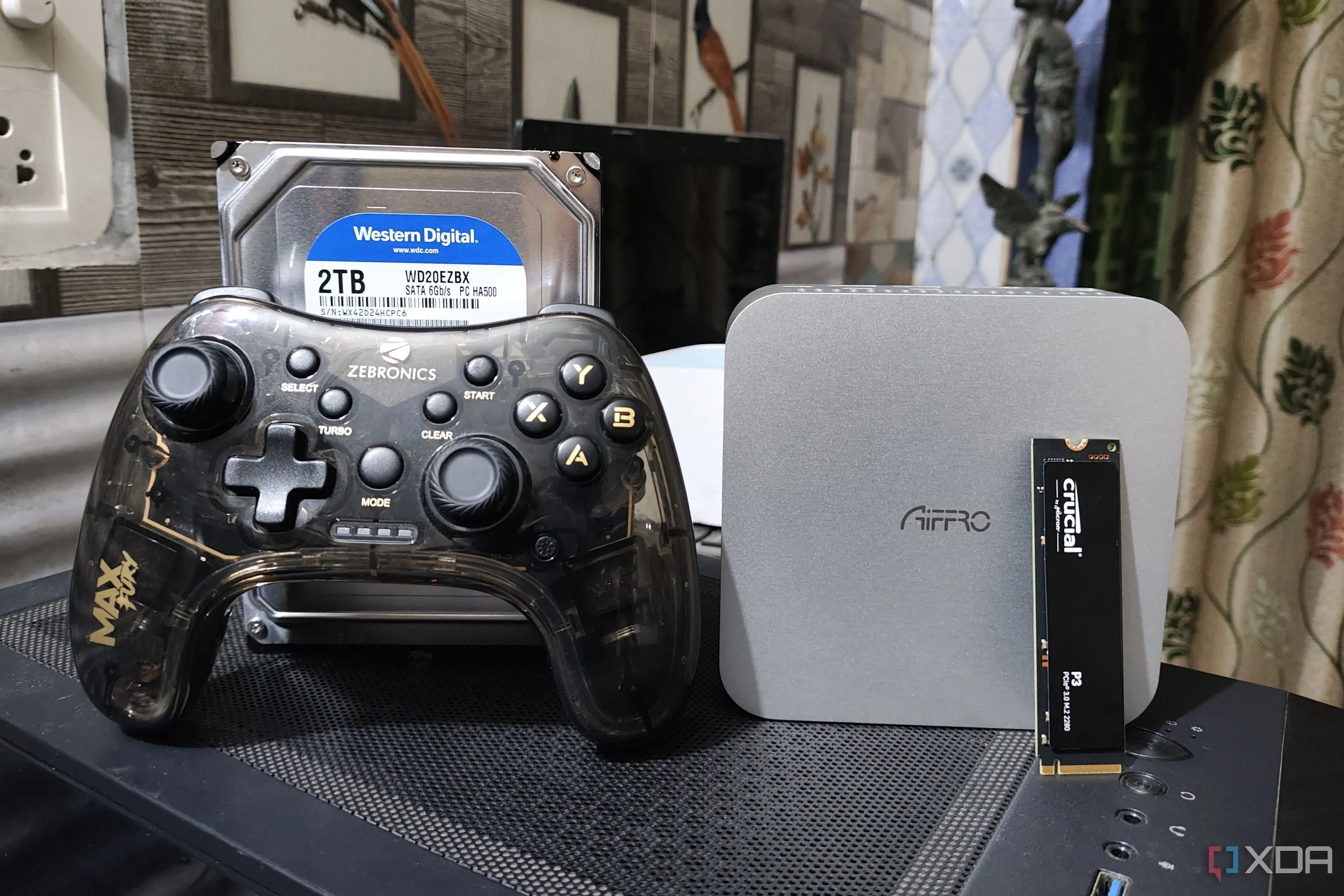 Thiết bị NAS Aiffro K100 cùng ổ cứng HDD, SSD và bộ điều khiển, minh họa cho việc lưu trữ game trên NAS