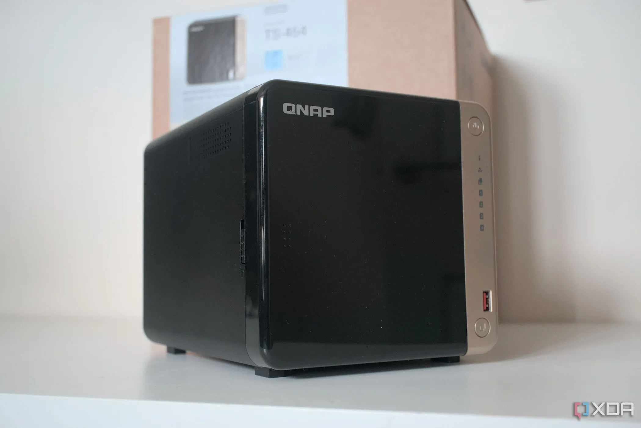 Thiết bị NAS QNAP TS-464 với nhiều khay ổ cứng