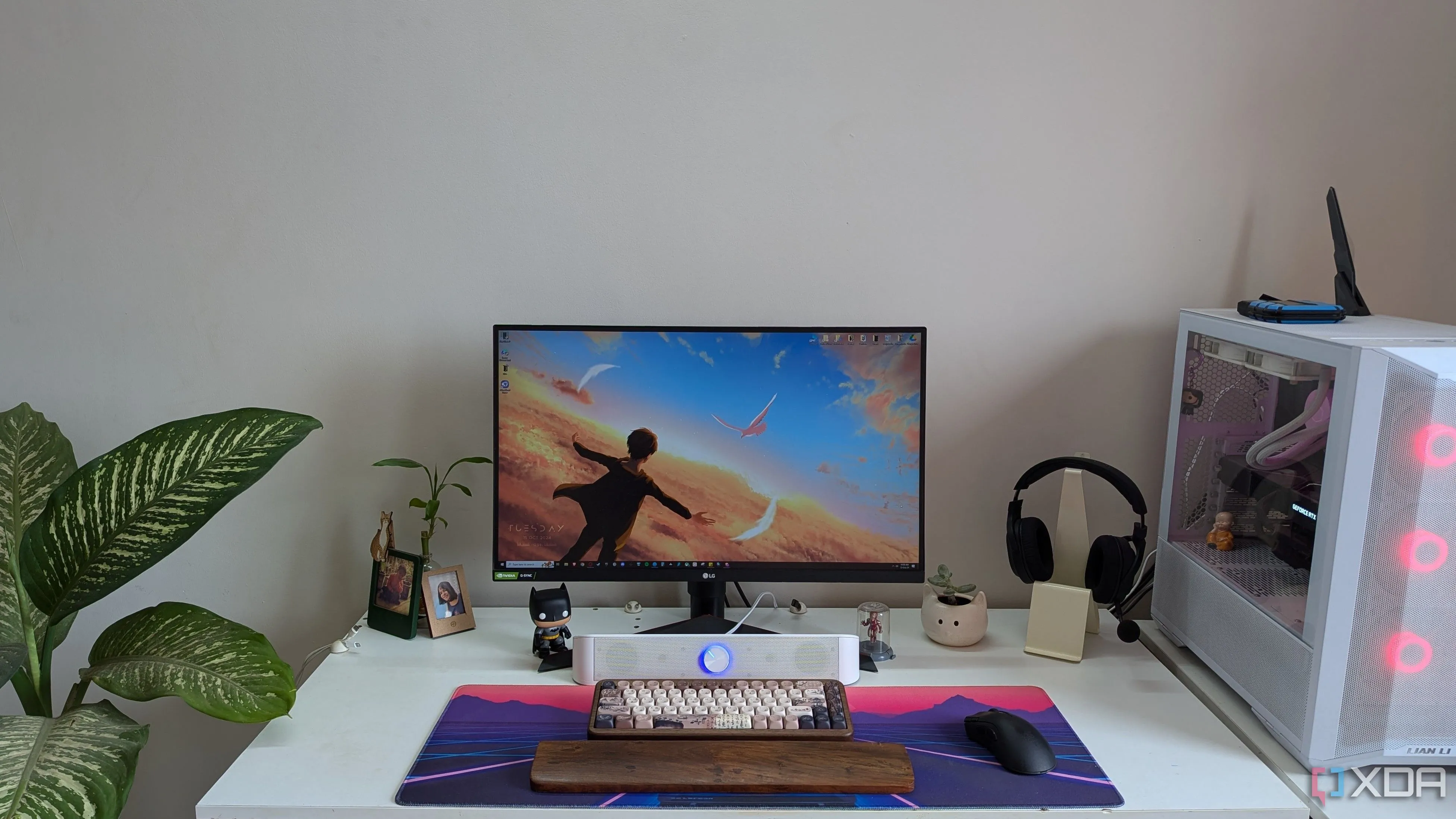 Toàn cảnh góc máy tính gọn gàng với đầy đủ PC, màn hình và phụ kiện trên bàn làm việc